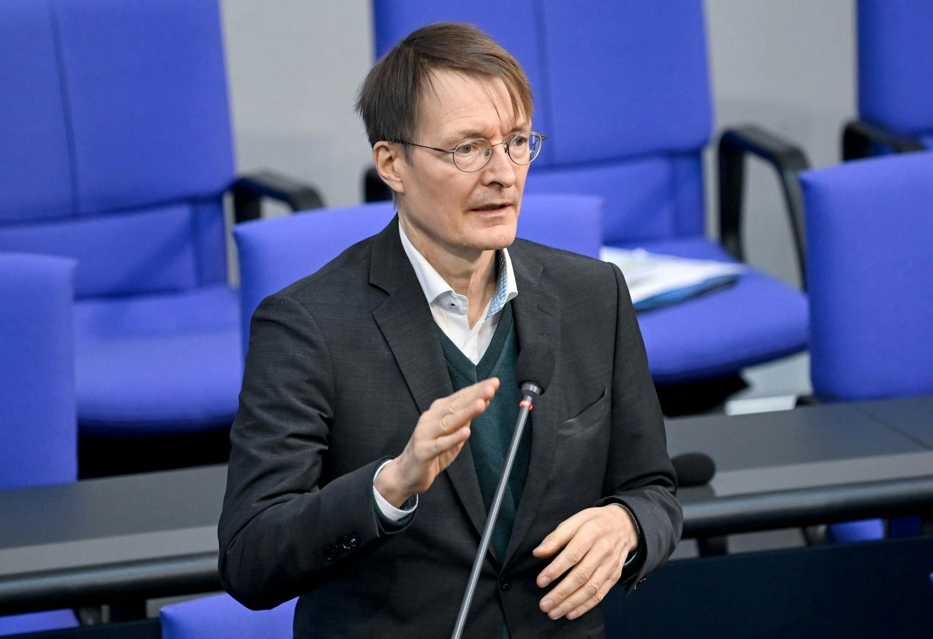 Gesundheitsminister Karl Lauterbach sichert Krankenhäusern und Pflegeheimen in der Energiekrise Unterstützung zu.