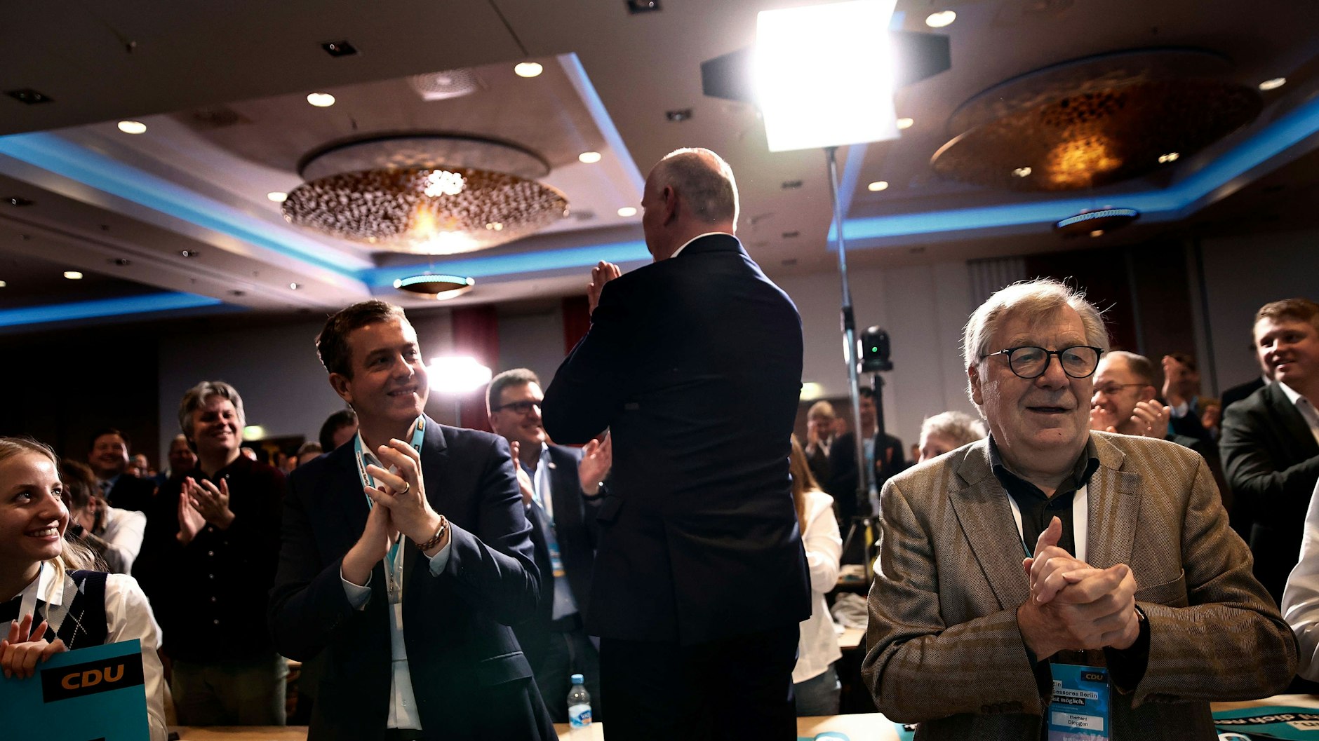 Kai Wegner nimmt den Applaus entgegen, unter anderem vom ehemaligen Regierenden Bürgermeister Eberhard Diepgen (r.) und Generalsekretär Stefan Evers.