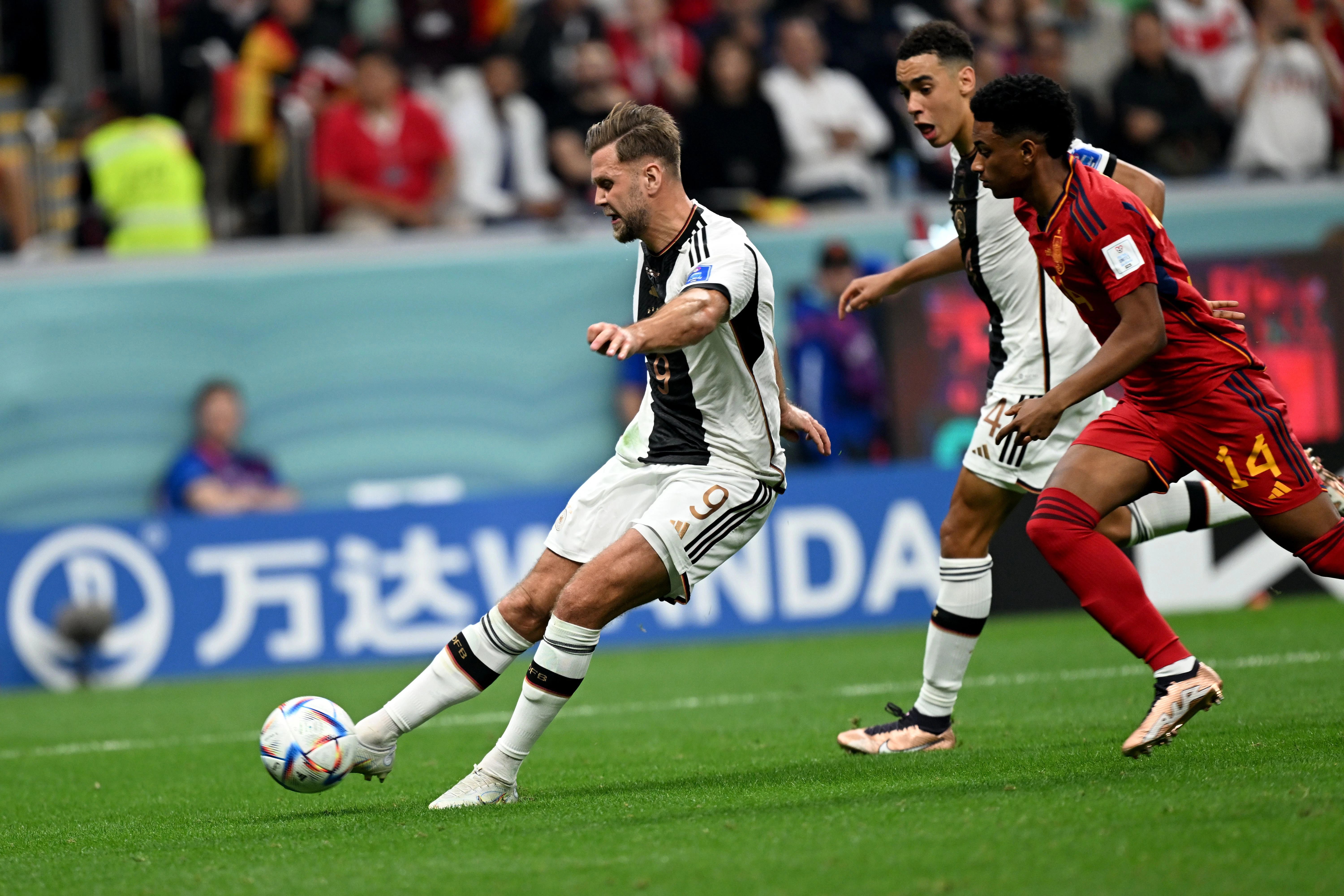Niclas Füllkrug (l.) schießt hier zum 1:1 für Deutschland gegen Spanien ein.