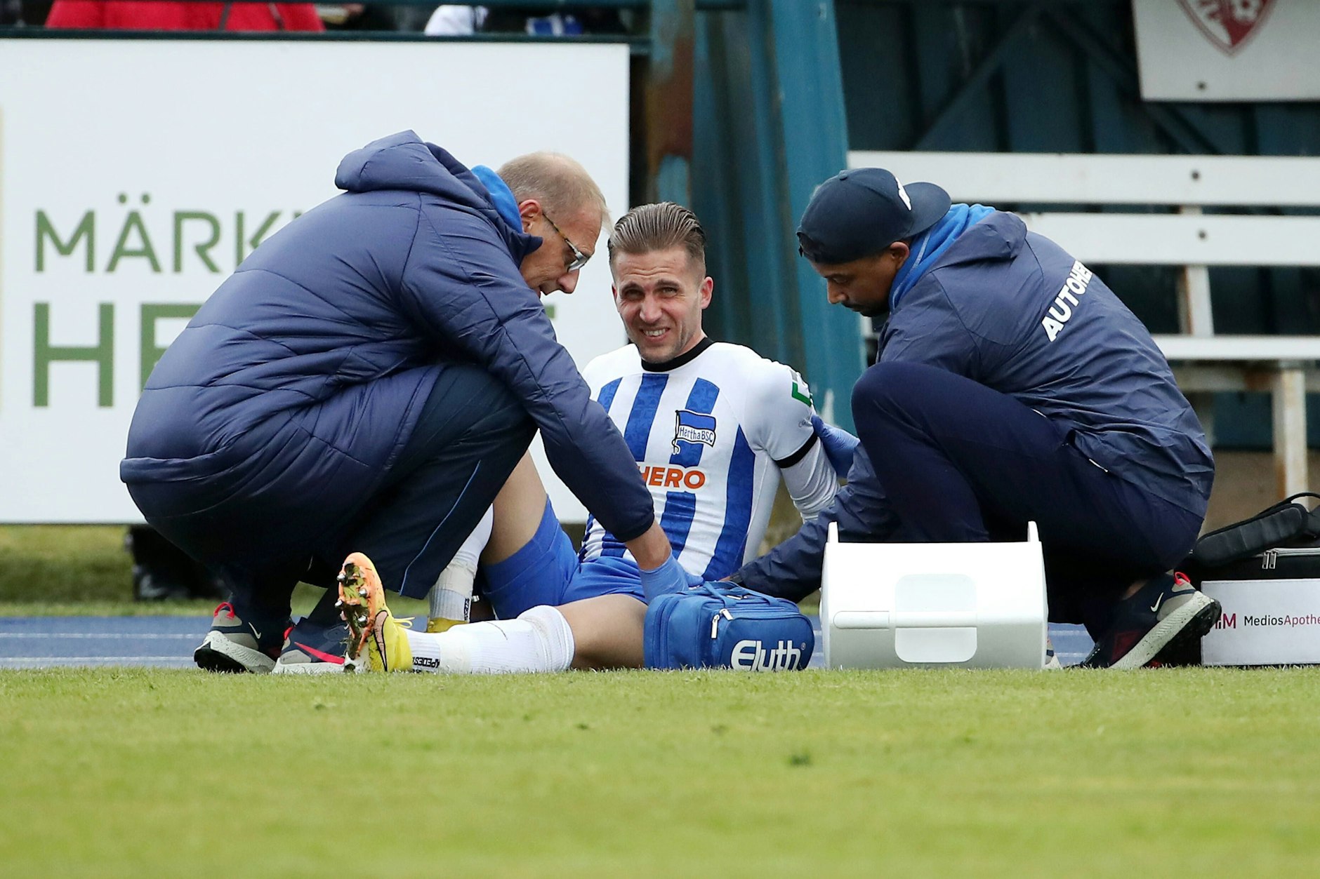 Peter Pekarik bekam bei Herthas 5:0-Test in Ludwigsfelde einen Schlag auf den Oberschenkel. Trotz Blitzbehandlung humpelte in der 22. Minute vom Platz.