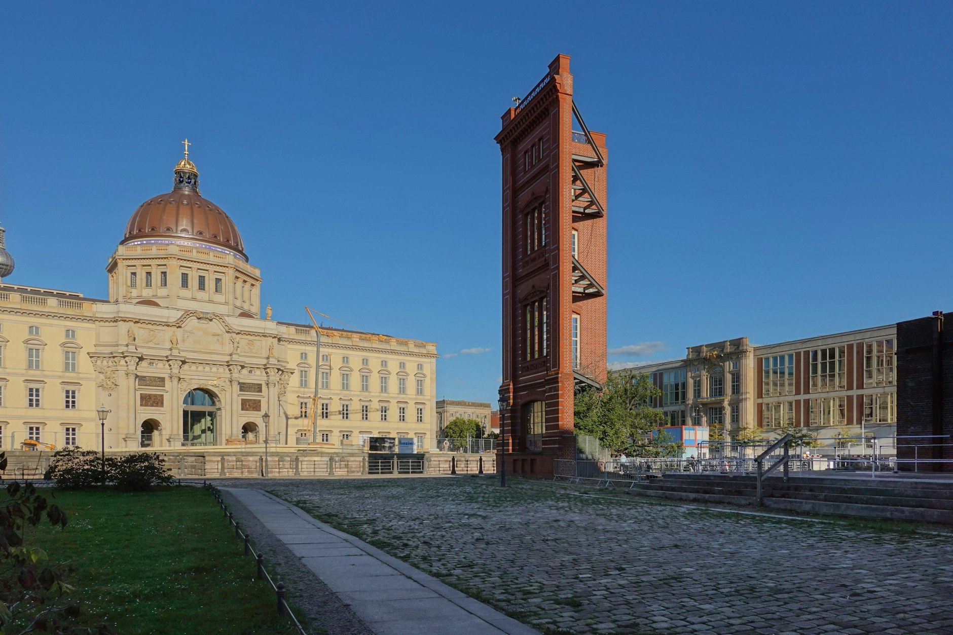 Eine Ecke steht schon: Vor Jahren wurde die Nordostecke der Bauakademie nachgebaut, um zu demonstrieren, wie das Gebäude mal aussah. Im Hintergrund: das neue Berliner Schloss (Humboldt-Forum).