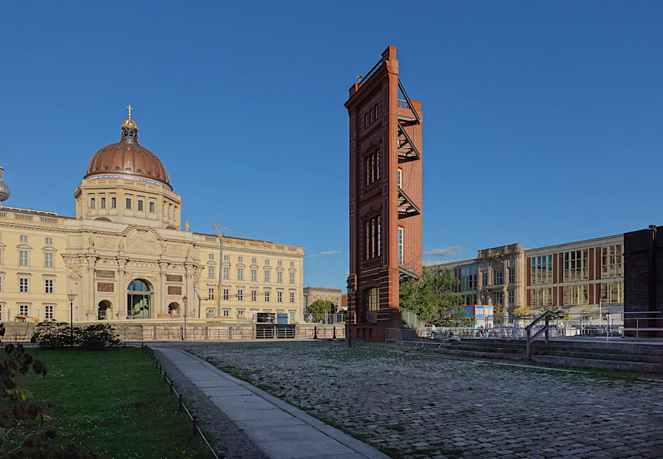 Eine Ecke steht schon: Vor Jahren wurde die Nordostecke der Bauakademie nachgebaut, um zu demonstrieren, wie das Gebäude mal aussah. Im Hintergrund: das neue Berliner Schloss (Humboldt-Forum).