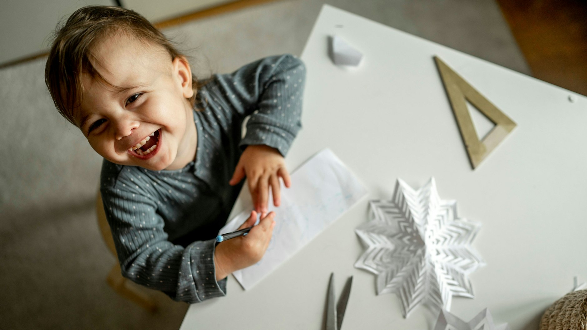 Da strahlt der kleine Knirps beim Kritzeln und Schnippeln für die Weihnachtsdeko.