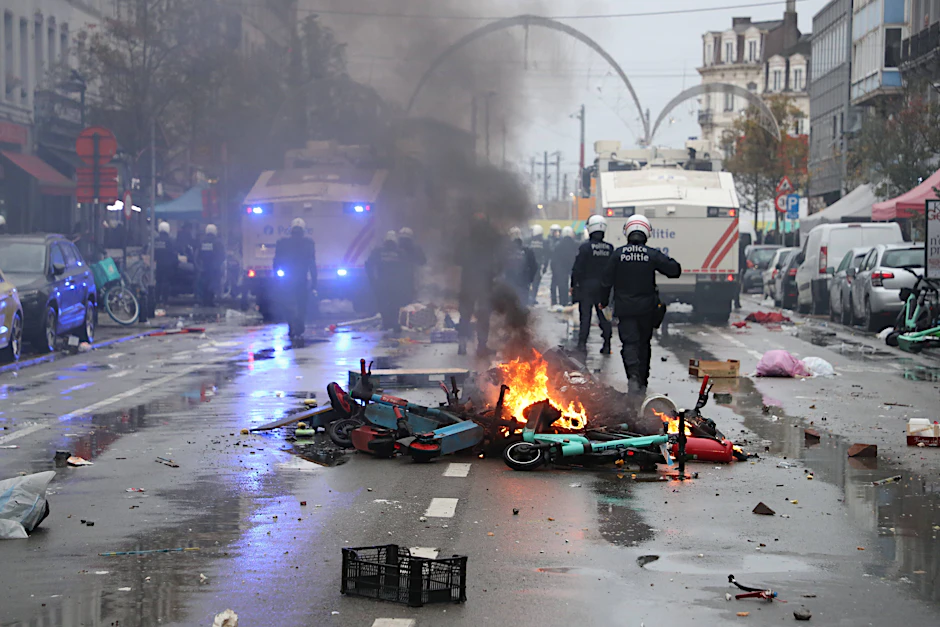 Bei Krawallen in der Innenstadt von Brüssel haben Randalierer Elektroroller angezündet.&nbsp;