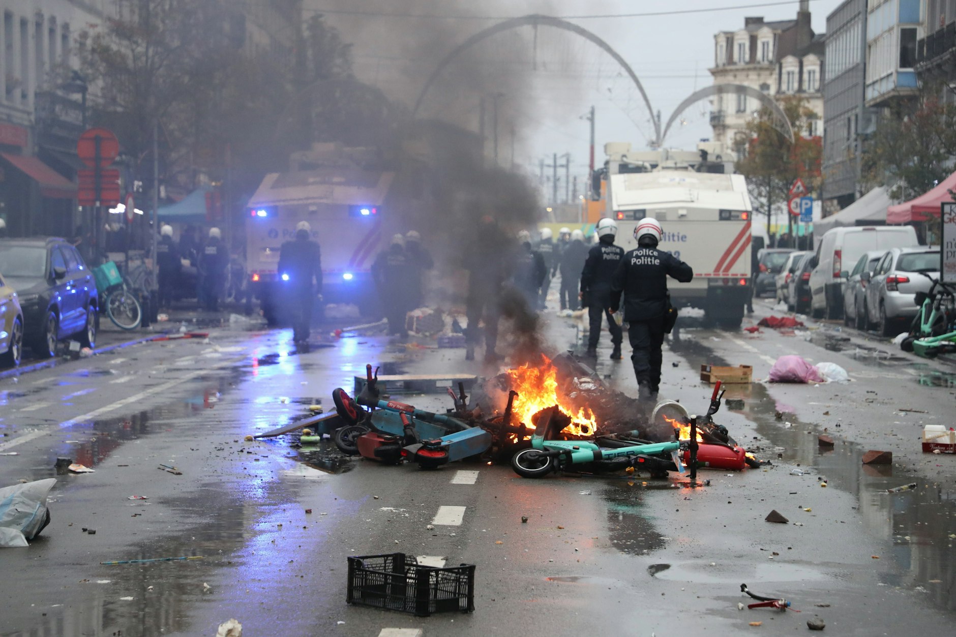 Oproerkraaiers steken elektrische scooters in brand tijdens rellen in het centrum van Brussel.