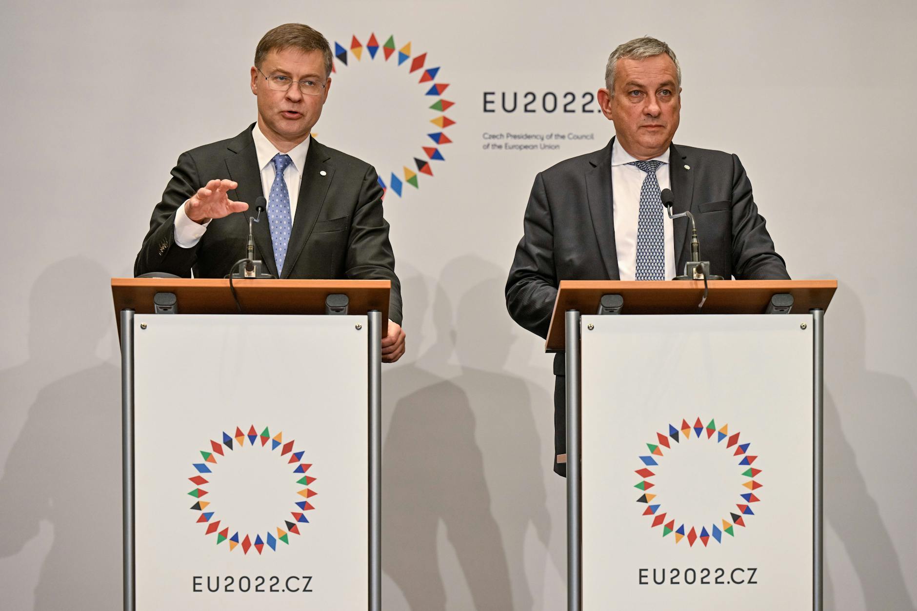 Valdis Dombrovskis (links) und Jozef Sikela beim Treffen der EU-Handelsminister.