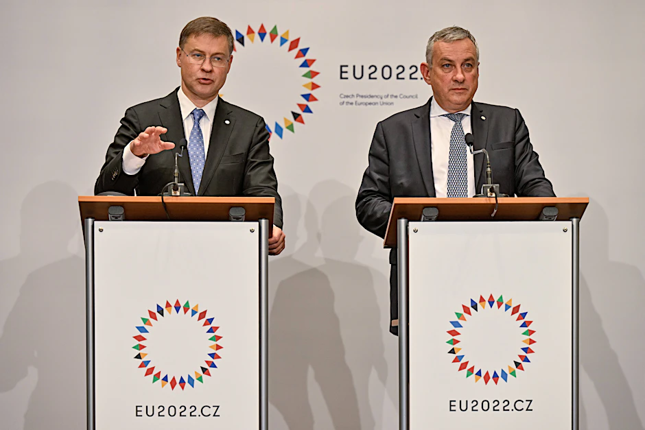 Valdis Dombrovskis (links) und Jozef Sikela beim Treffen der EU-Handelsminister.