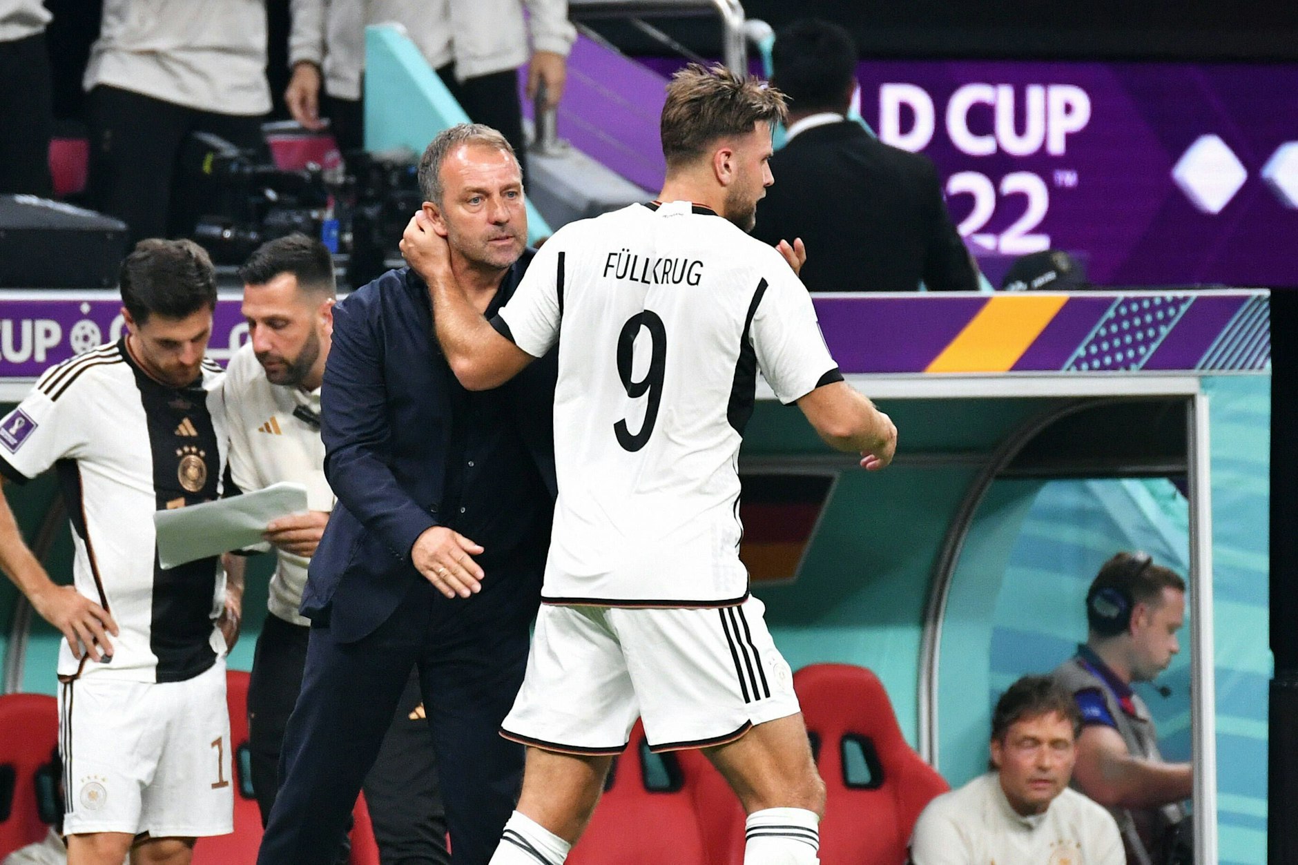 Niclas Füllkrug bedankte sich nach seinem WM-Tor zum 1:1 gegen Spanien bei Bundestrainer Hansi Flick.