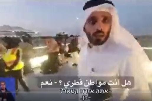 Videoausschnitte in den sozialen Medien zeigen, wie israelischen Journalisten in Katar den Hass einiger Katarer zu spüren bekommen. 