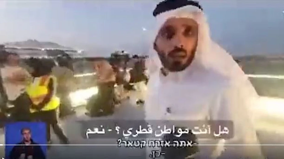 Videoausschnitte in den sozialen Medien zeigen, wie israelischen Journalisten in Katar den Hass einiger Katarer zu spüren bekommen.&nbsp;