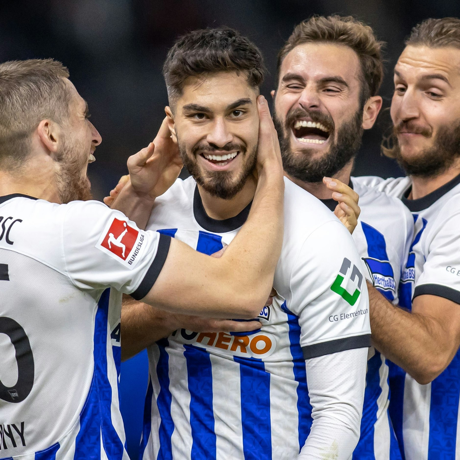 Vier Hertha-Profis, mindestens drei verschiedene Gehaltskategorien. Lucas Tousart (3. v. r.) ist Topverdiener, Jonjoe Kenny, Suat Serdar und Ivan Sunjic bekommen weniger Geld. Trotzdem jubeln sie gemeinsam.