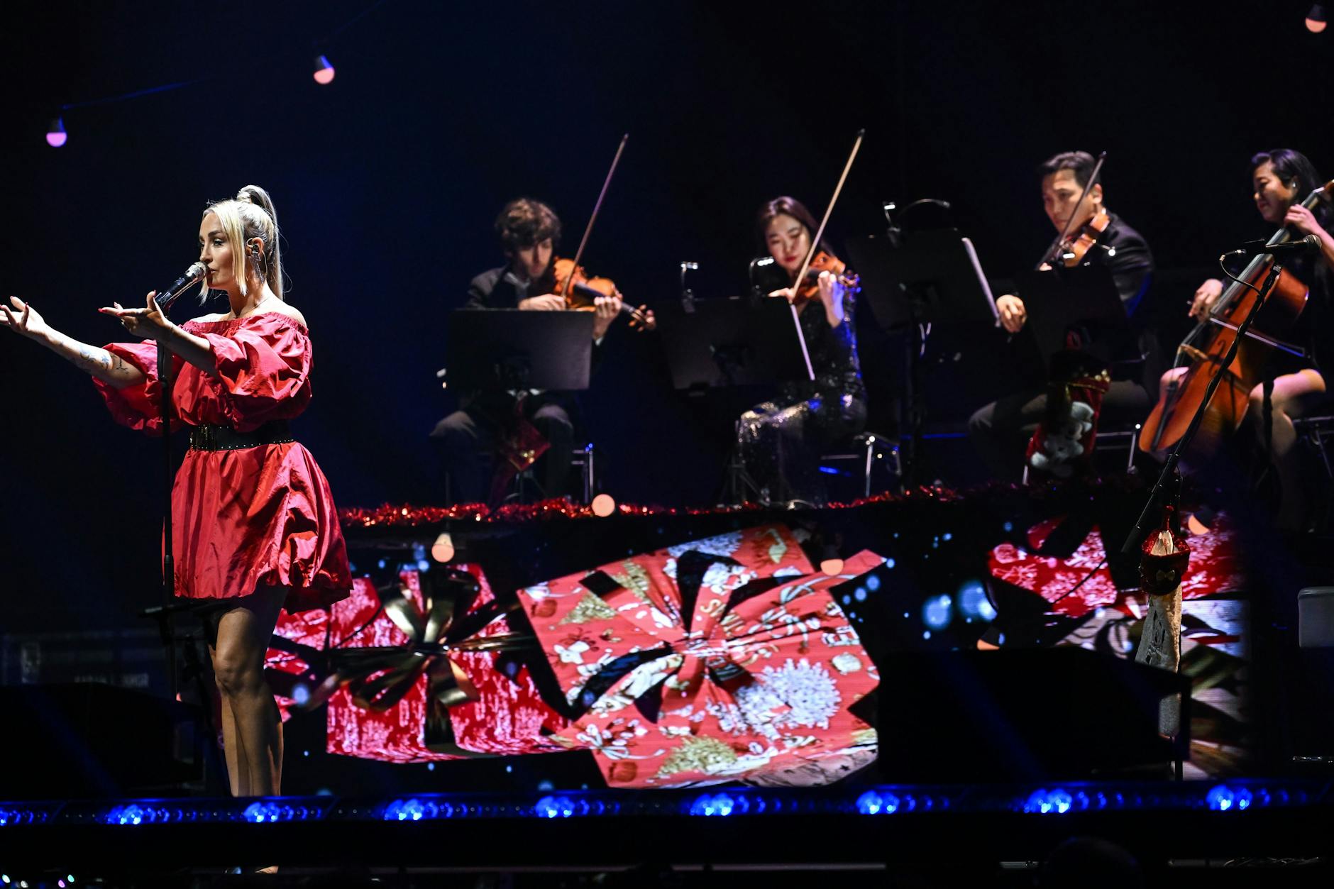 Die Sängerin Sarah Connor mit klassischem Streich-Quartett. 