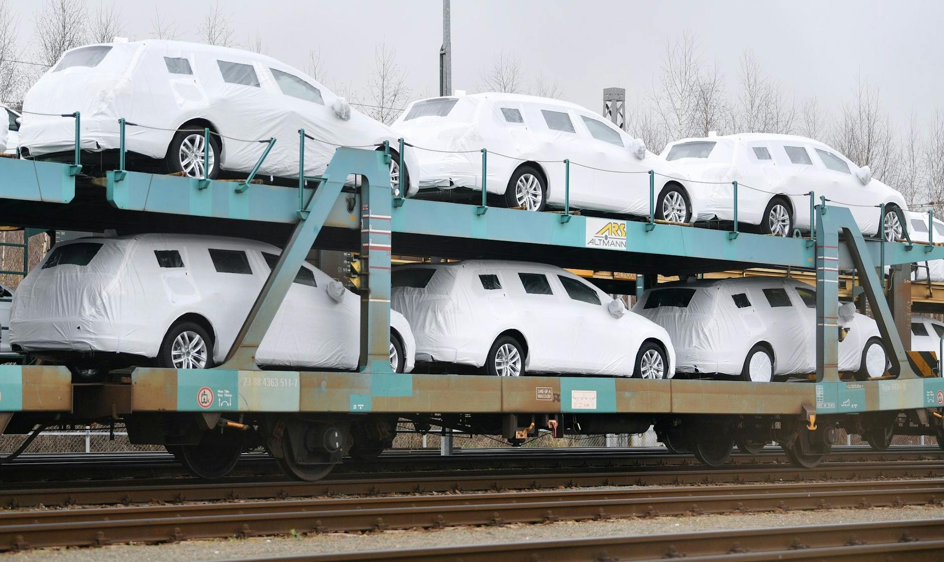 ARCHIV - Der deutsche Automarkt normalisiert sich. ZB