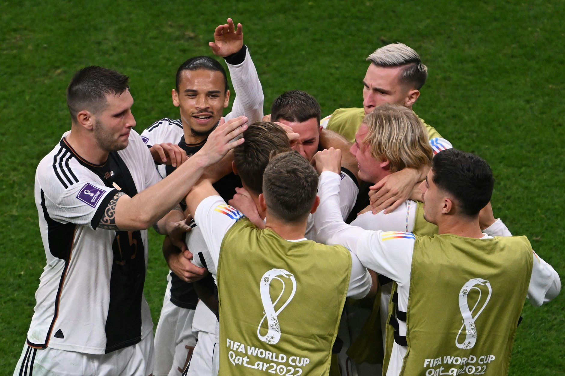 Spätes Glück: Die deutschen Nationalspieler feiern das 1:1 durch Niclas Füllkrug.