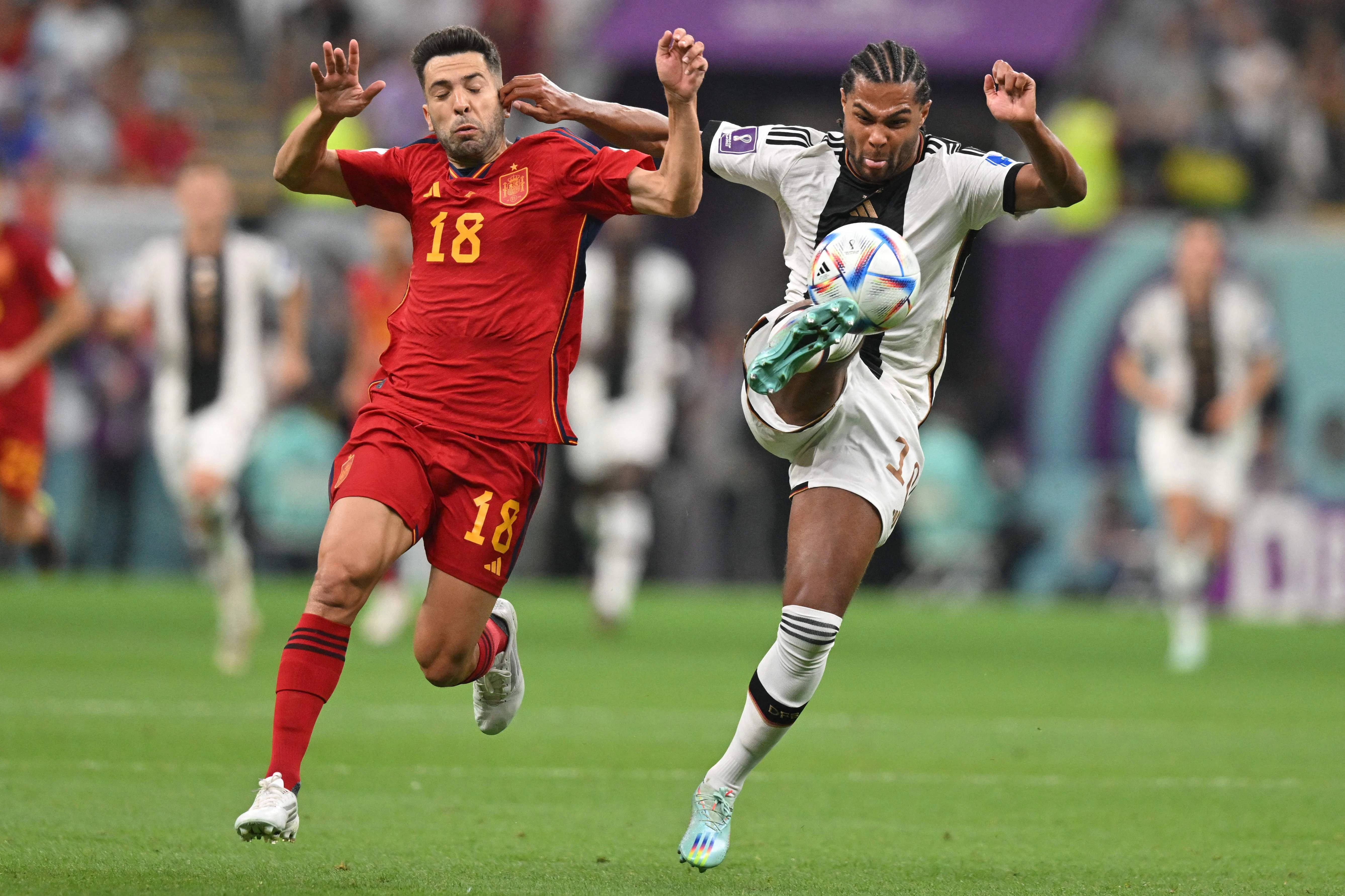 Serge Gnabry (r.) im Zweikampf gegen Jordi Alba