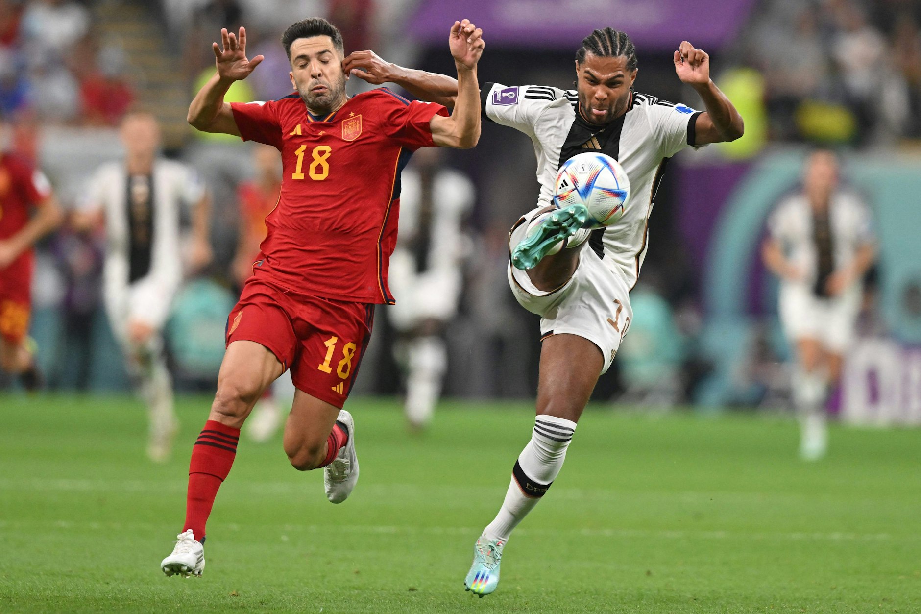 Serge Gnabry (r.) im Zweikampf gegen Jordi Alba