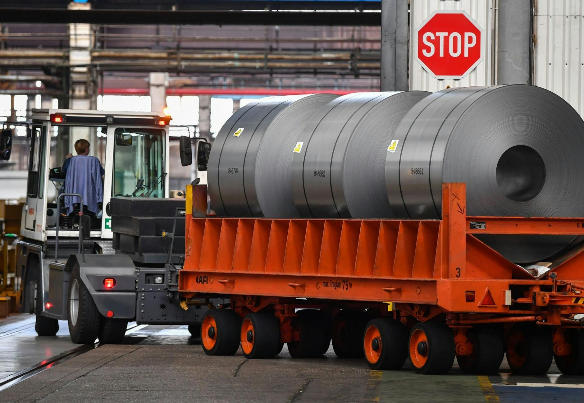 ARCHIV - Die Metall-, Auto-, und Chemiebranche sind nach Einschätzung der Unternehmensberatung PwC wegen der höheren Produktionskosten unter enormem Druck. a