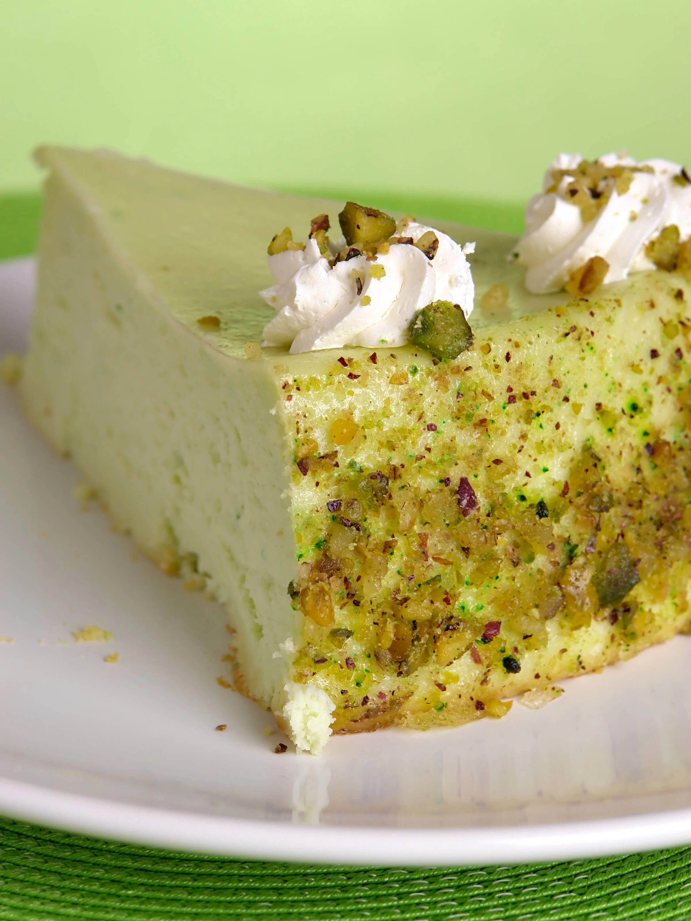 Der grüne Käsekuchen schmeckt so toll wie er aussieht. 