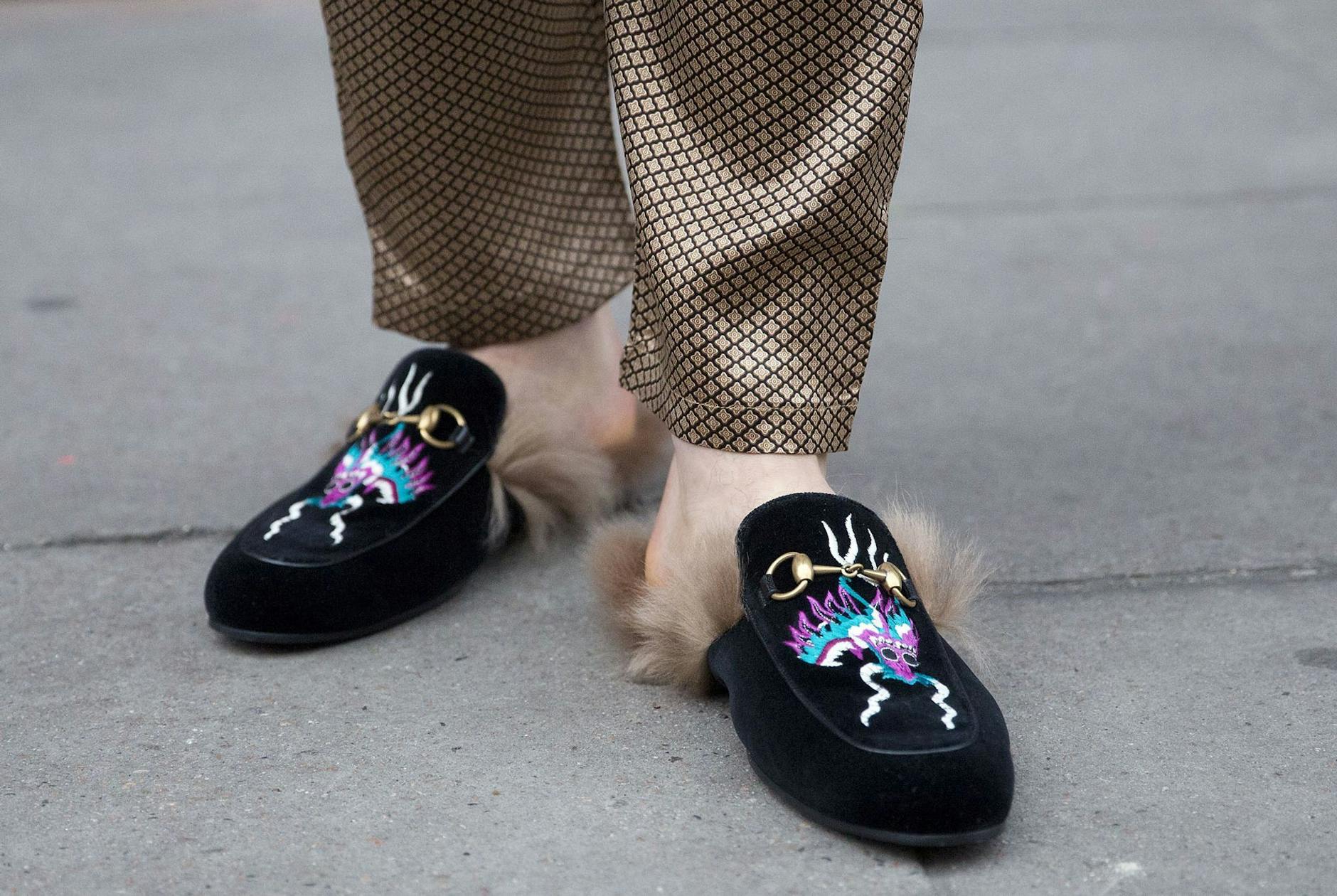 ARCHIV - Der spanische Fußballspieler Bellerin trägt während der Fashion Week Schuhe von Gucci.