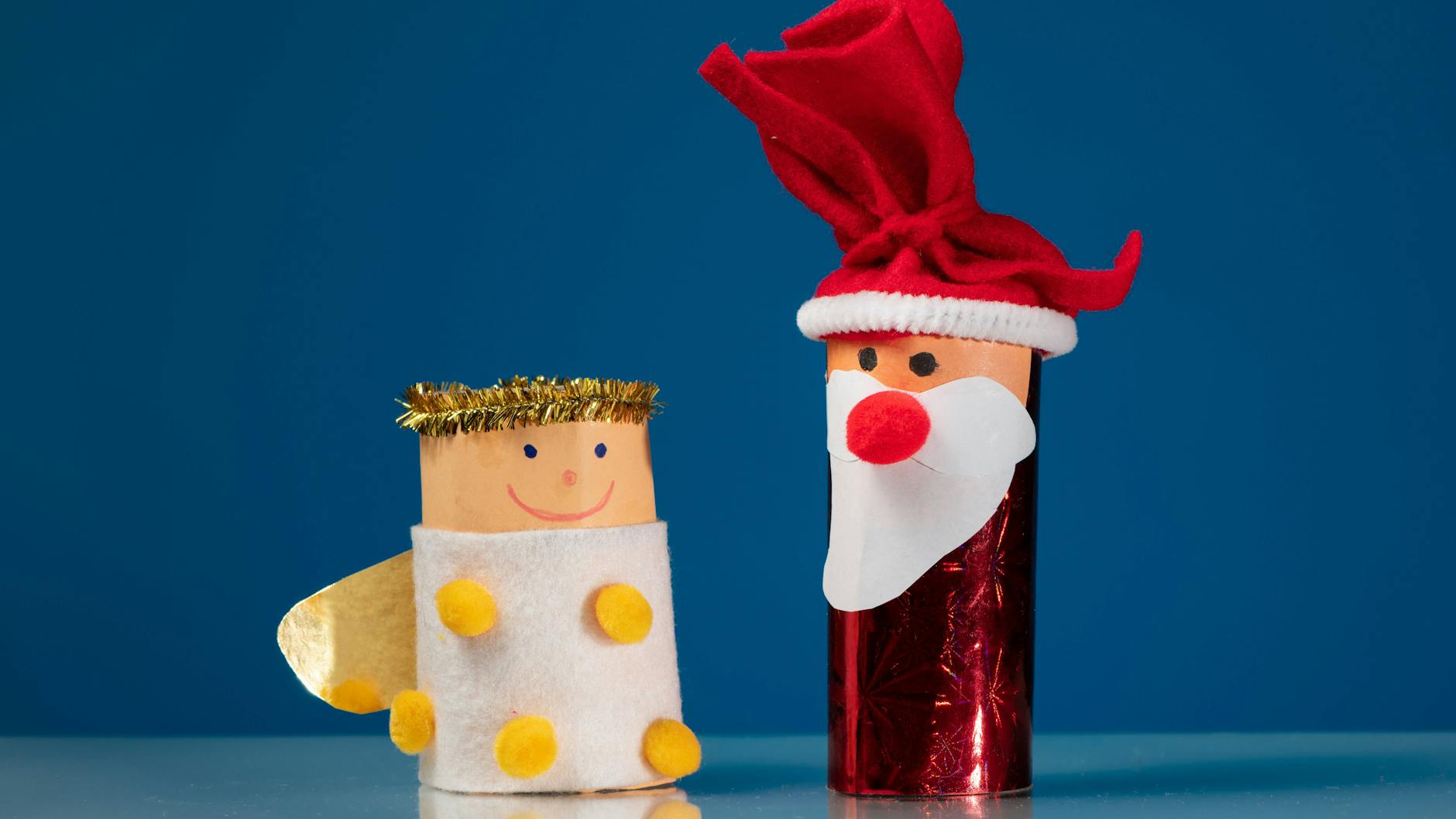 Engel und Weihnachtsmann gebastelt aus Klorollen.