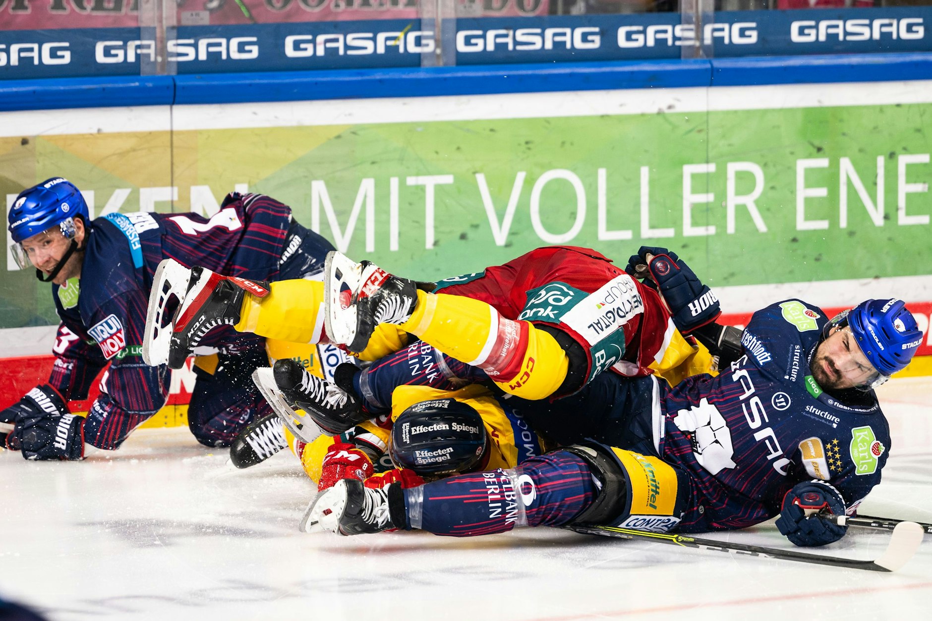 Es ist ein ziemliches Gestürze: Wenigsten nehmen die Eisbären Peter Regin (l.) und Marco Nowak auch zwei Düsseldorfer mit nach unten.