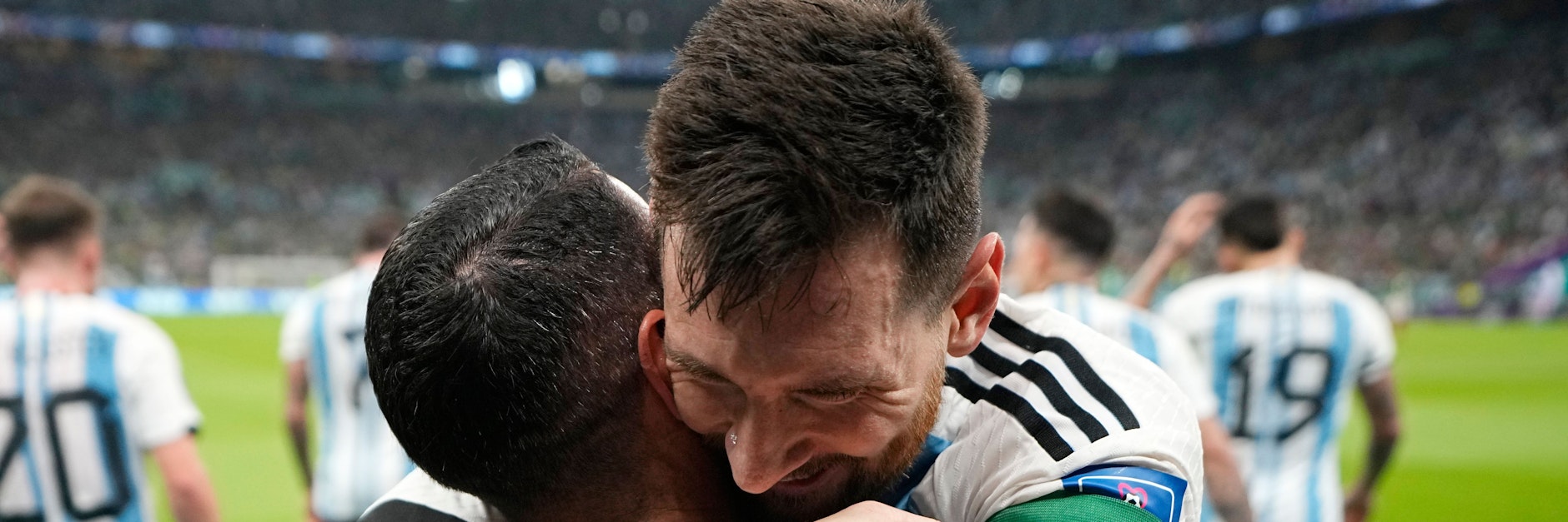 Argentiniens Supermann Lionel Messi feiert zusammen Angel Di Maria den Sieg gegen Mexiko.