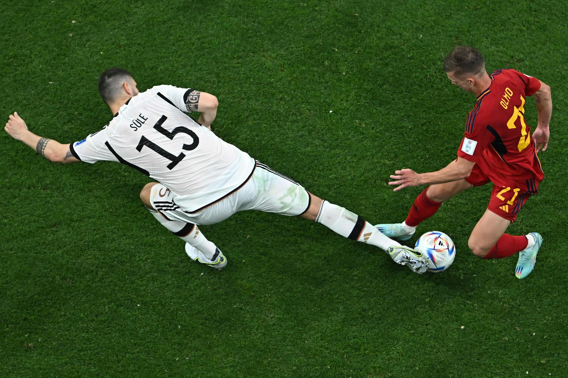 Süle kann in dieser Szene Spaniens Olmo vom Ball trennen.