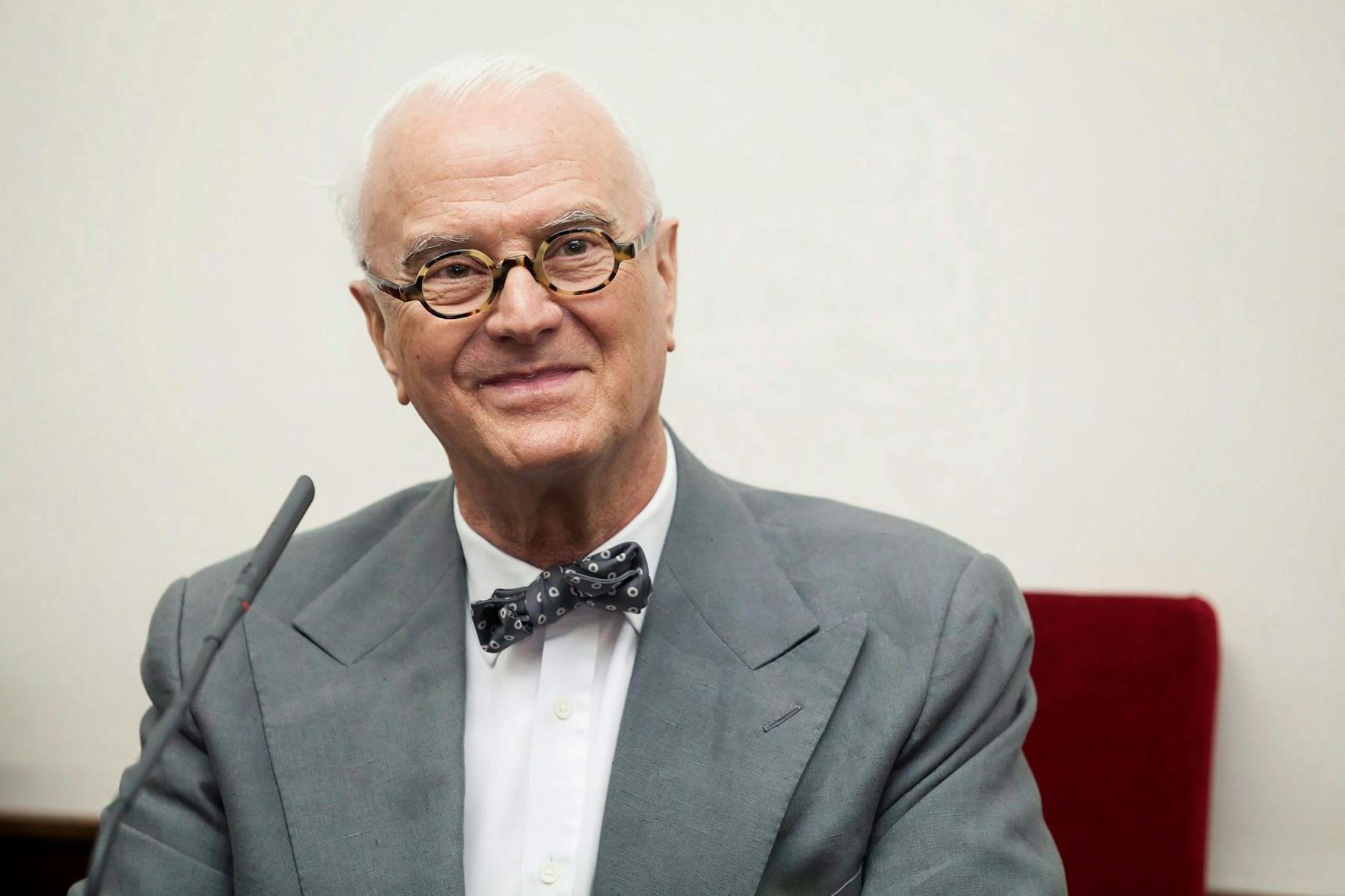 ARCHIV - Der spanische Designer Manolo Blahnik spricht vor der Verleihung der Ehrendoktorwürde der Universität La Laguna auf Teneriffa. Jetzt wird er 80.