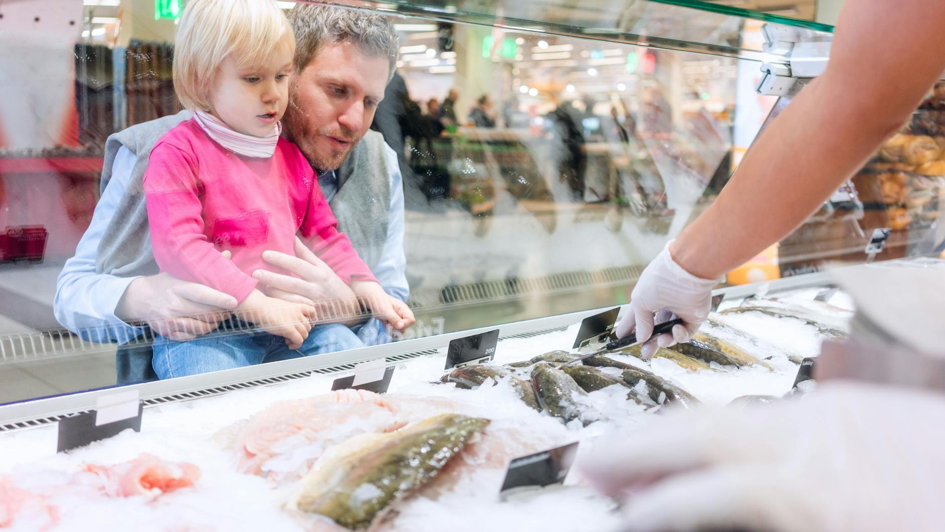Beim Einkauf sollte man an der Kühltheke genau nach der Herkunft des Fisches fragen.