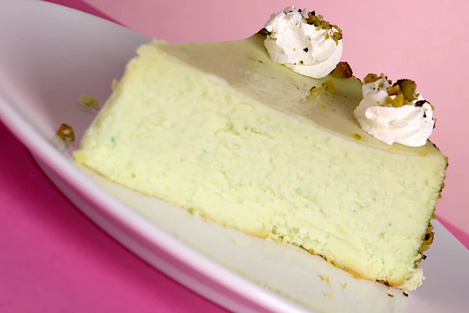 Für die grüne Farbe braucht der Käsekuchen keine Lebensmittelfarbe. 