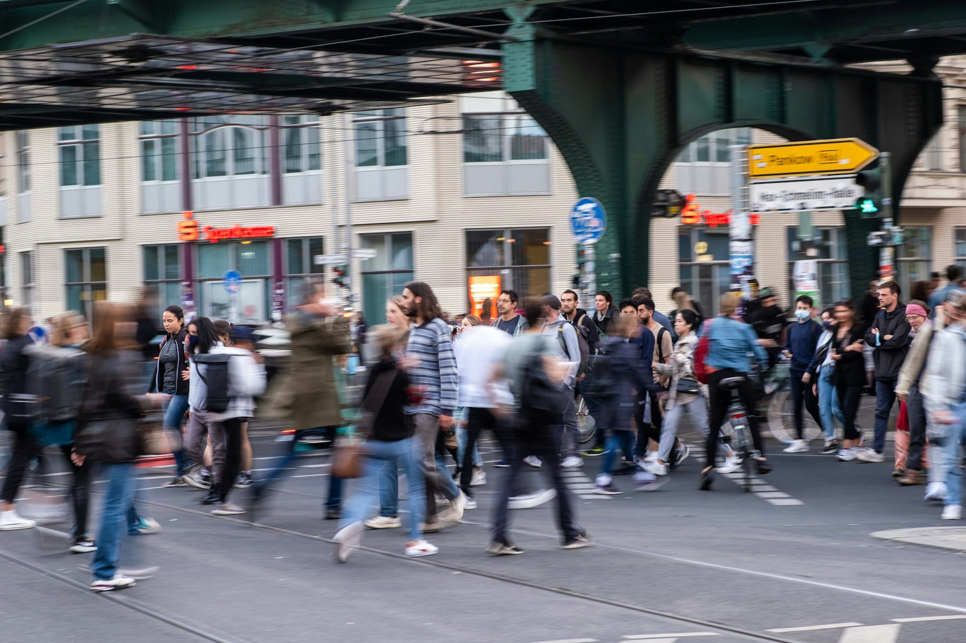 Fußgänger und Fahrradfahrer überqueren die Kreuzung an der Schönhauser Allee.