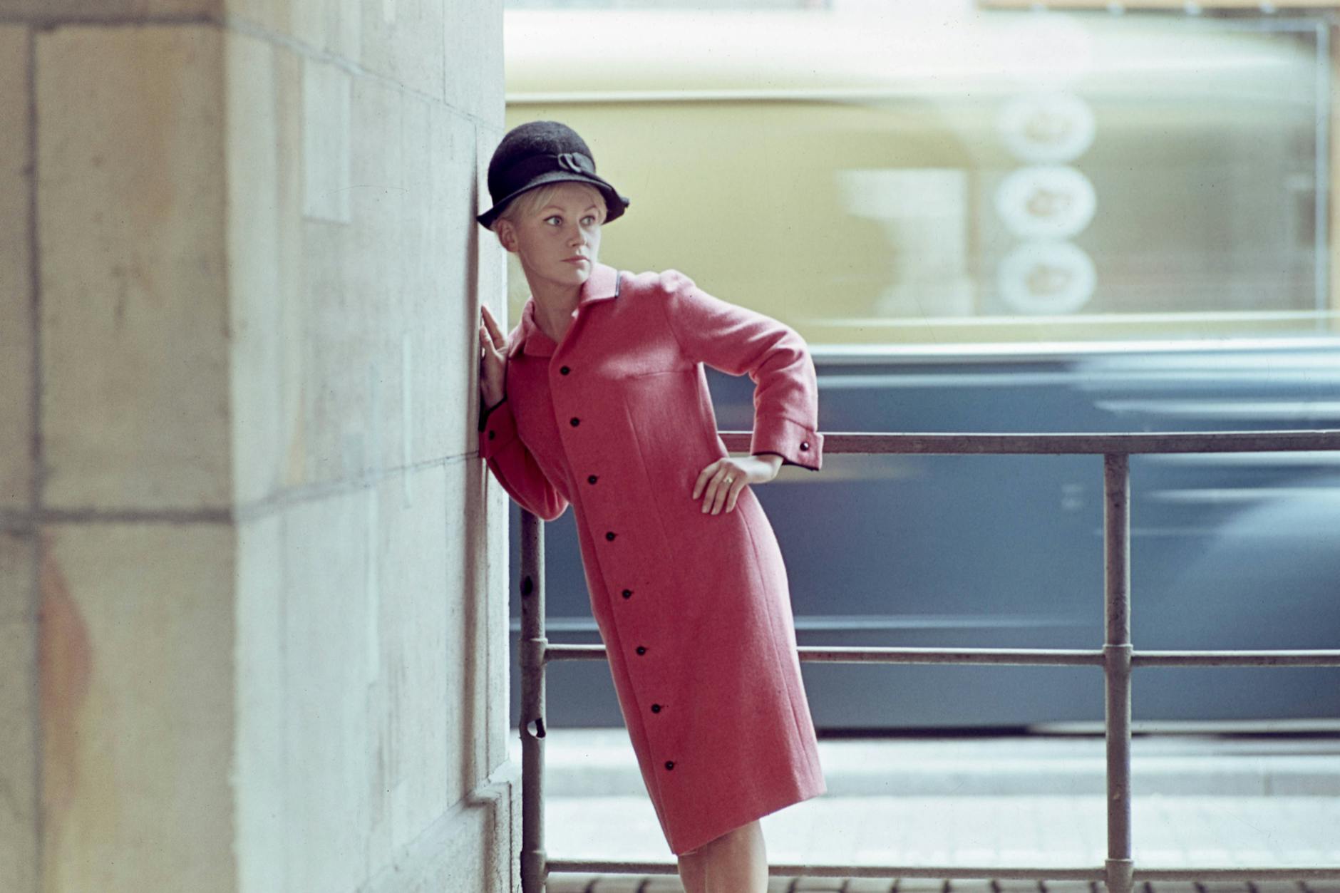 Ein lachsfarbenes Mantelkleid von Exquisit, der Edelmarke in der DDR, im Jahr 1971