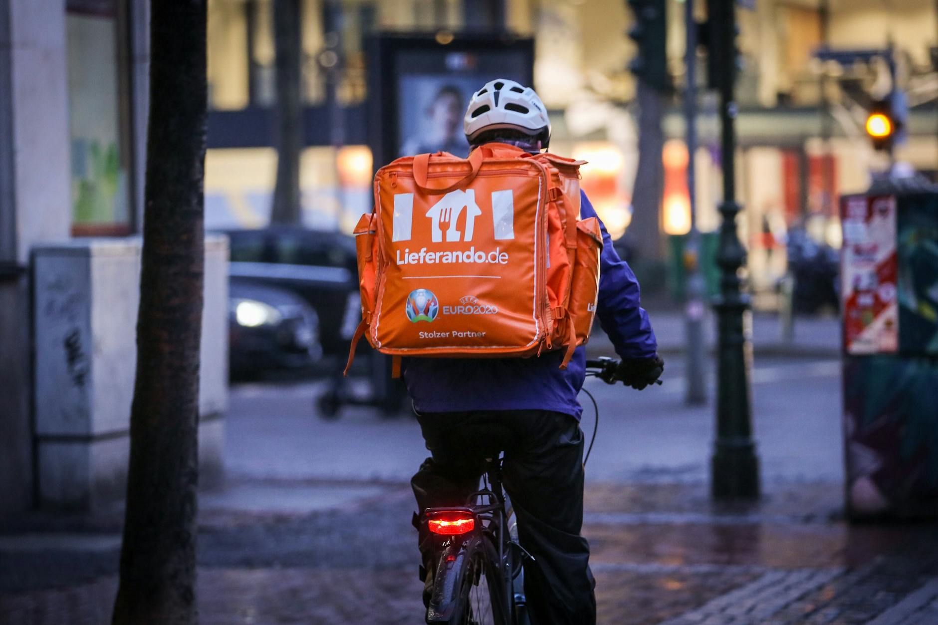 Ein Fahrer des Lieferdienstes Lieferando: Die Kuriere sollen im Winter mehr Geld bekommen. 