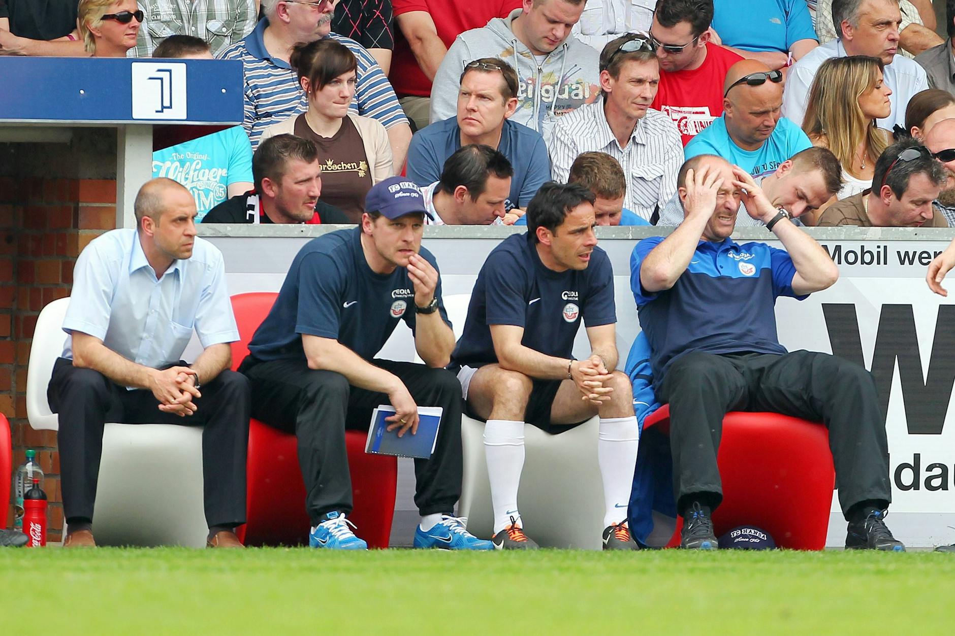 Steffen Baumgart (2. v. l.) als Co-Trainer von Hansa Rostock im April 2012