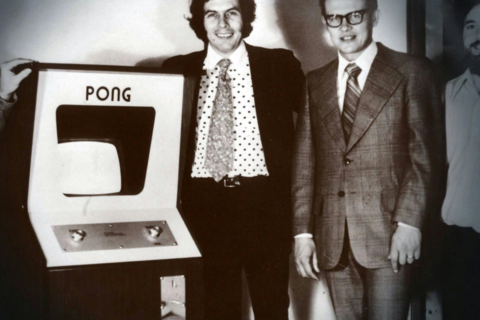 Nolan Bushnell und Ted Dabney neben einer der Pong-Konsolen.