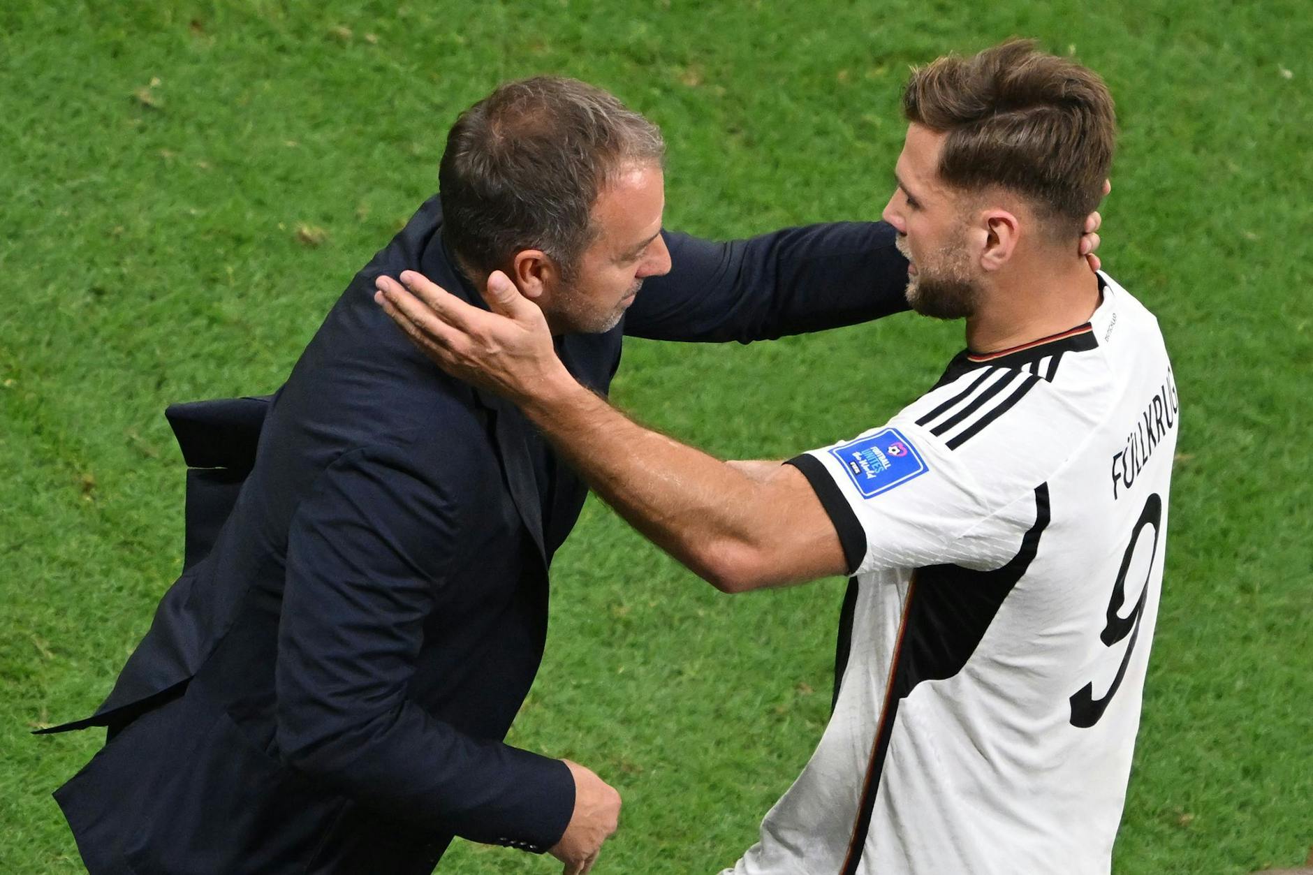Dank des Bundestrainers für den Ausgleich: Hansi Flick (l.) hat durch Niclas Füllkrug ganz neue Optionen in der Offensive der deutschen Nationalmannschaft.
