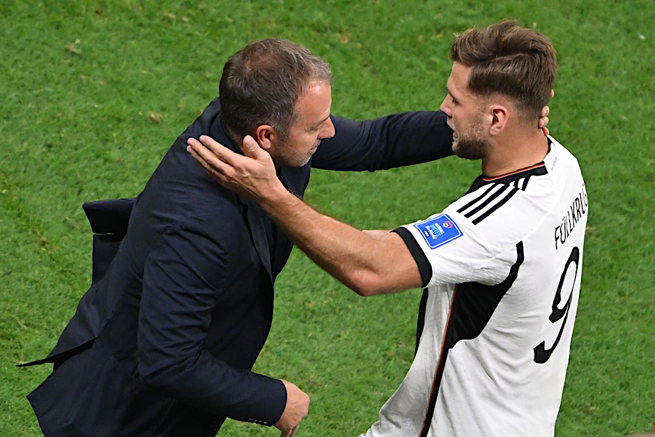 Dank des Bundestrainers für den Ausgleich: Hansi Flick (l.) hat durch Niclas Füllkrug ganz neue Optionen in der Offensive der deutschen Nationalmannschaft.