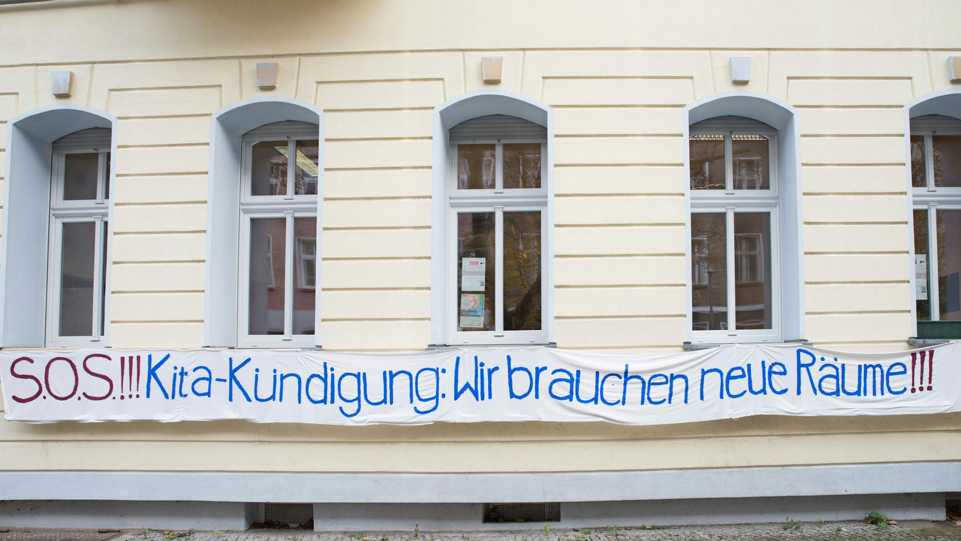 Mit einem Transparent machen die Eltern auf die Notlage der Kita kinderleben aufmerksam.