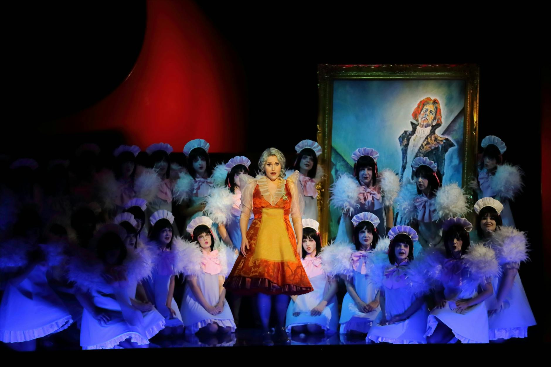 Daniela Köhler als Senta und Ensemble in „Der fliegende Holländer“ in der Komischen Oper Berlin