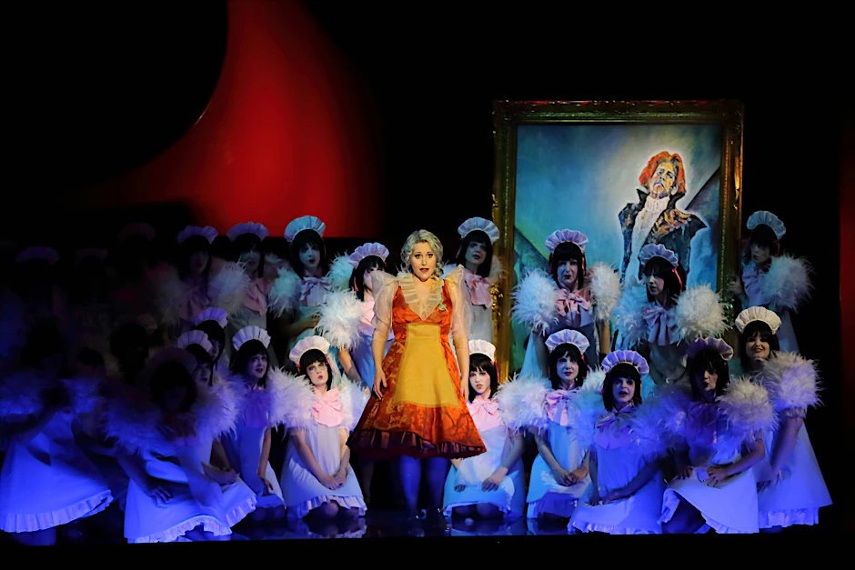 Daniela Köhler als Senta und Ensemble in „Der fliegende Holländer“ in der Komischen Oper Berlin