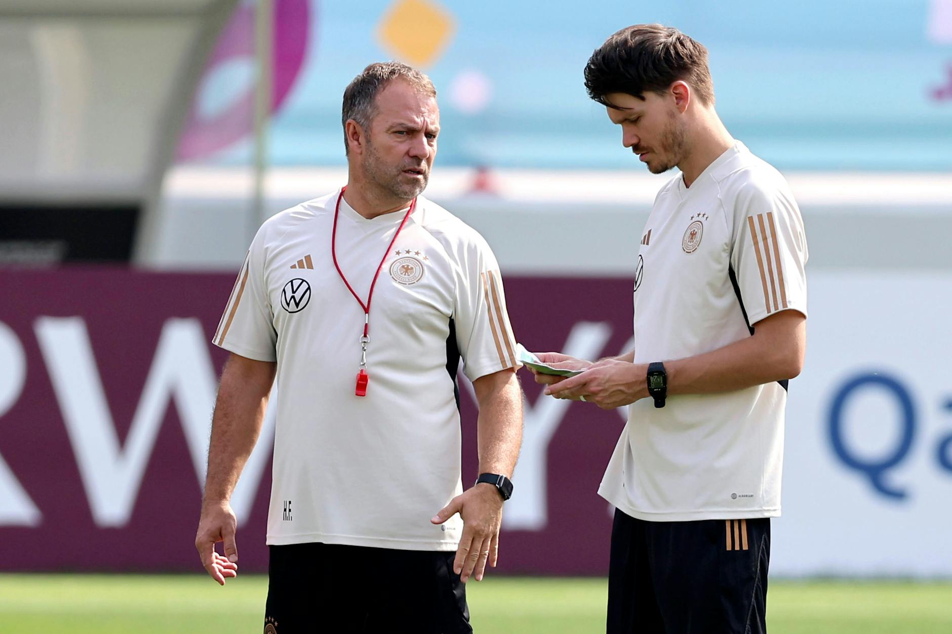 Bundestrainer Hansi Flick (l.) und sein Assistent Danny Röhl beim Training der Nationalmannschaft