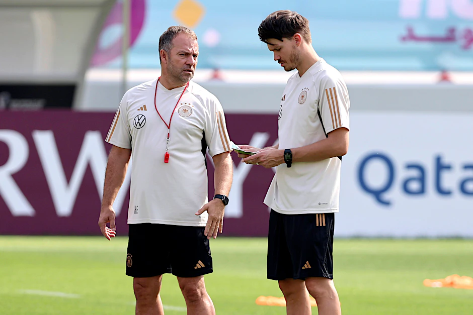 Bundestrainer Hansi Flick (l.) und sein Assistent Danny Röhl beim Training der Nationalmannschaft