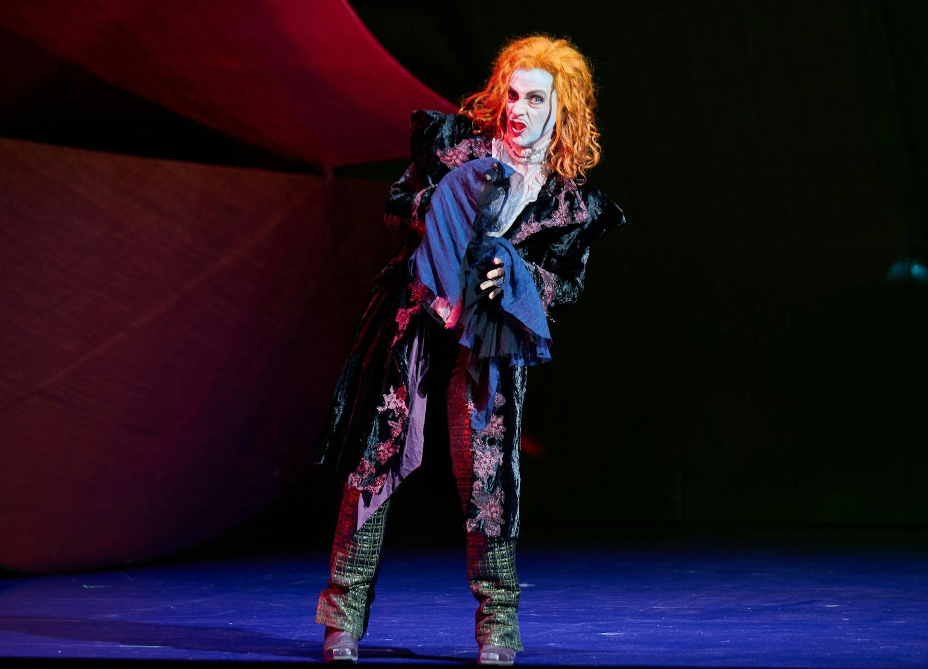ARCHIV - Der Holländer (Günter Papendell) singt in der Komische Oper zur Fotoprobe "Der fliegende Holländer".