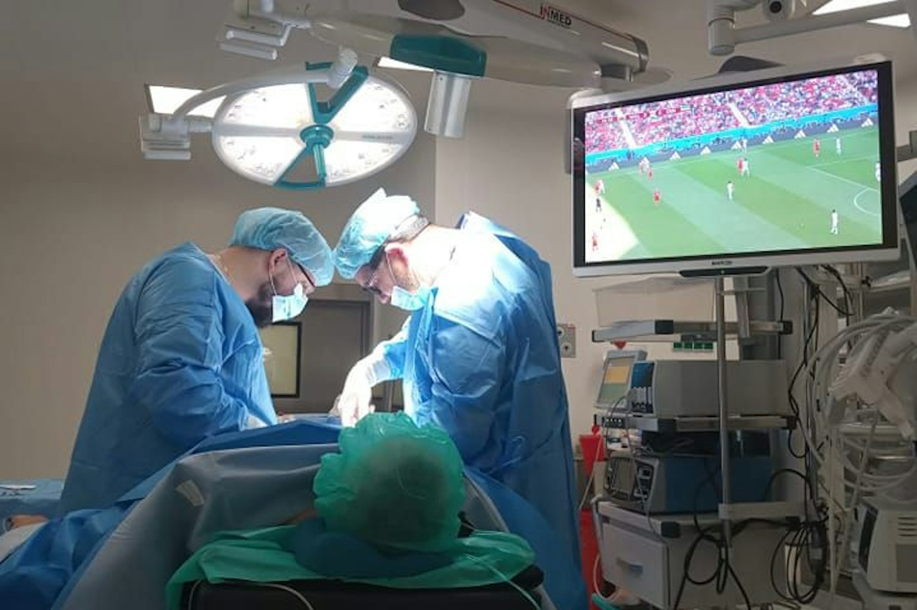 Ärzte operierten den Mann in Polen, während dieser das Spiel Wales-Iran schaute.