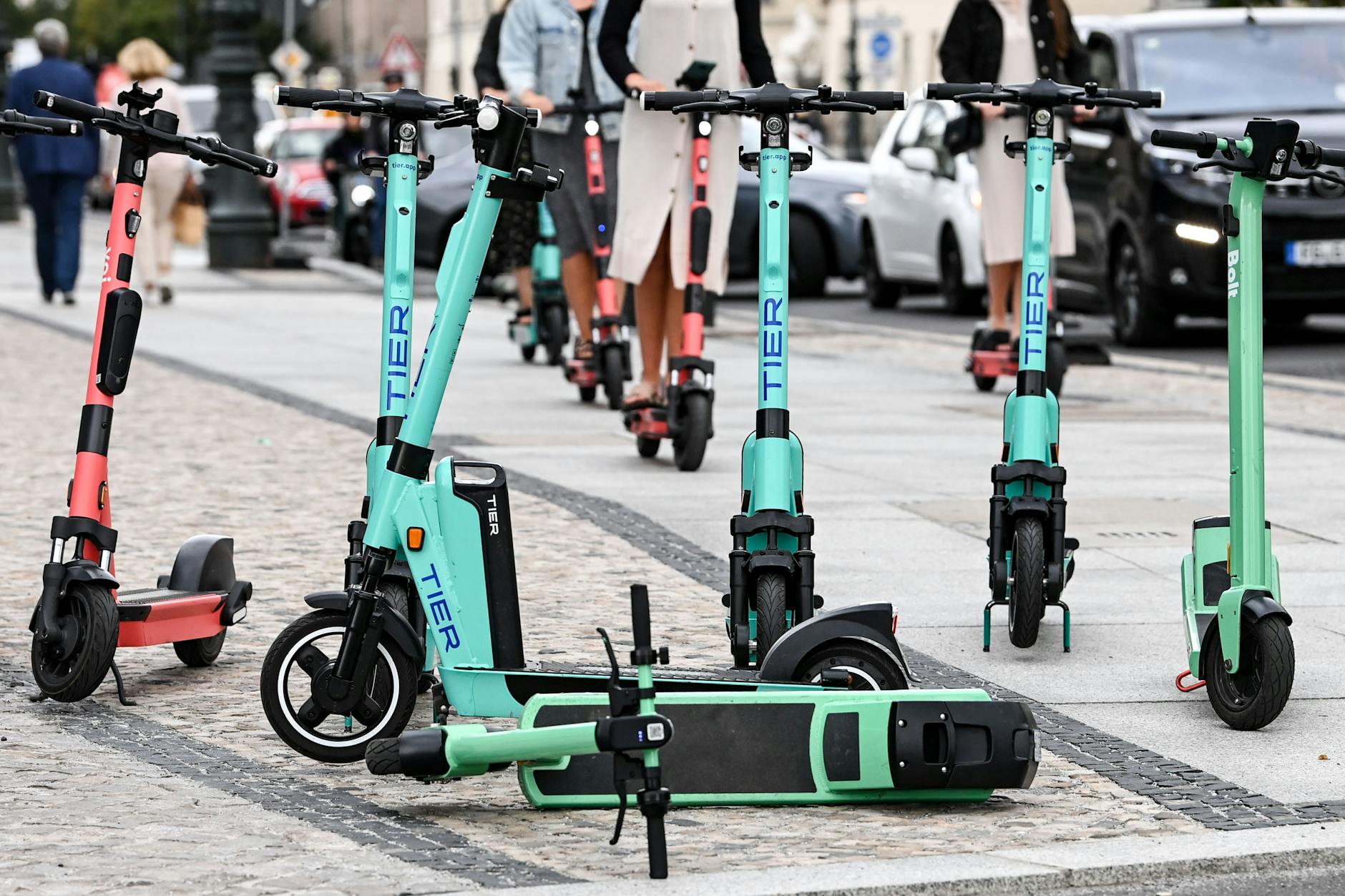 E-Scooter und Fahrradfahrer nutzen oftmals auch den Gehweg.
