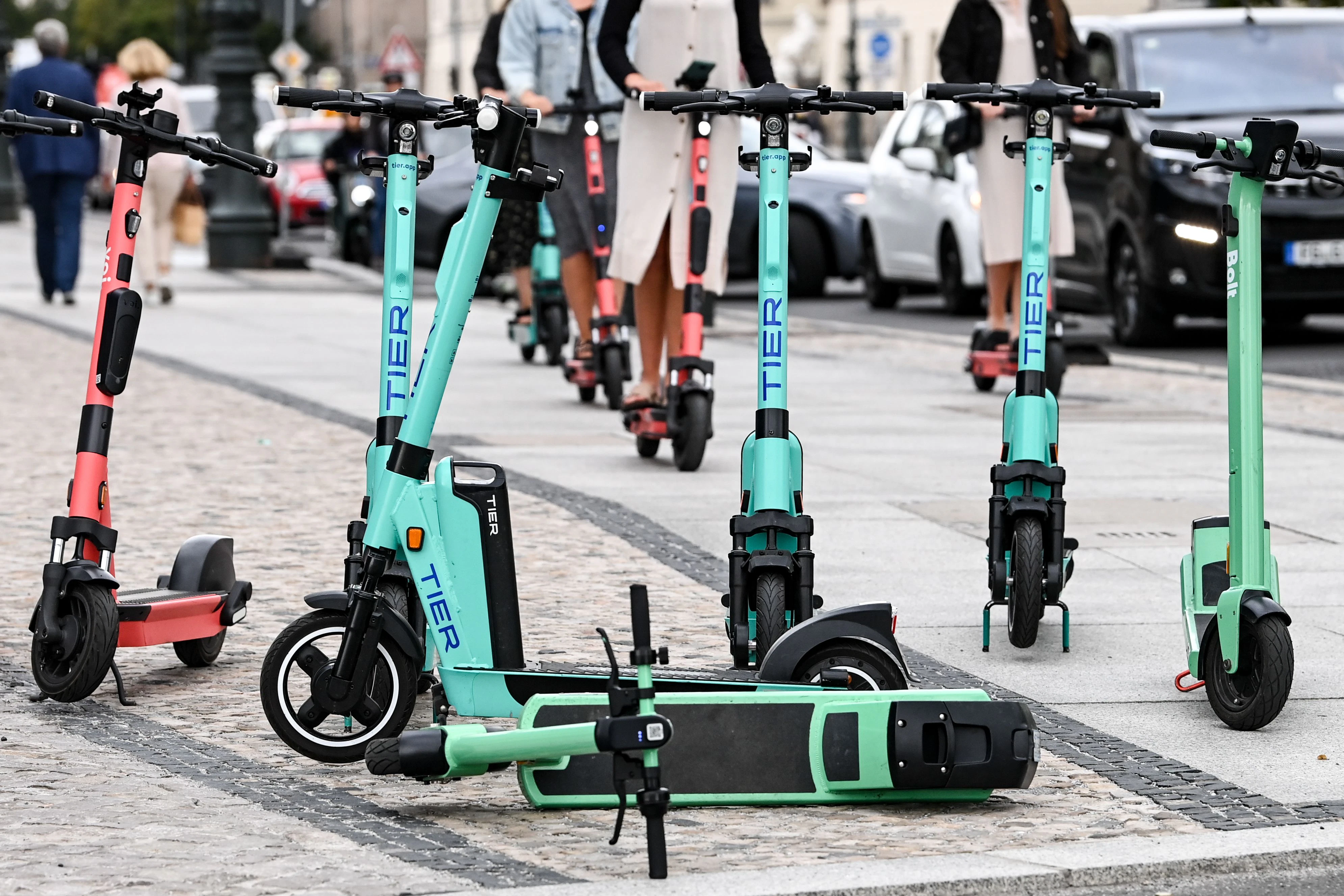 E-Scooter und Fahrradfahrer nutzen oftmals auch den Gehweg.