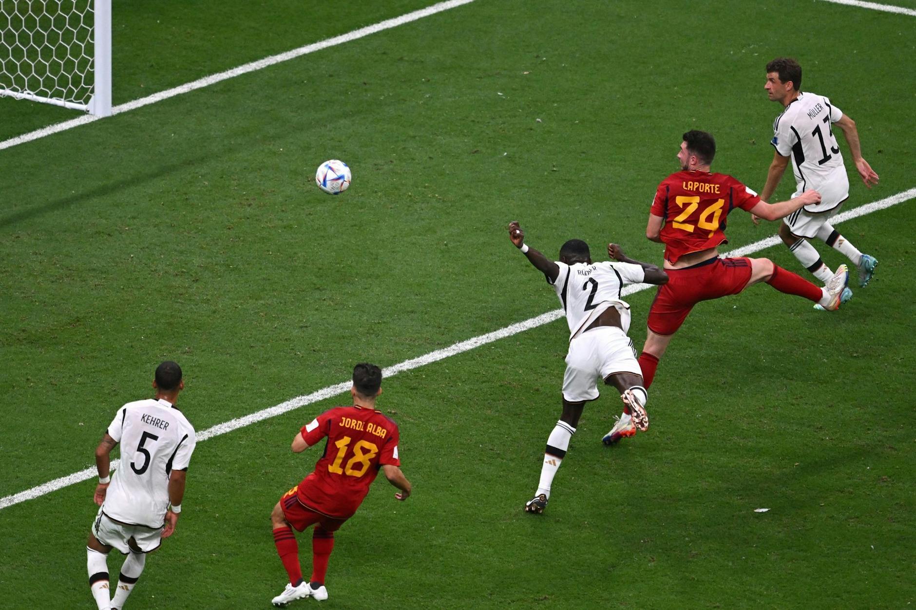 Antonio Rüdiger (M.) traf zur vermeintlichen Führung, doch er stand im Abseits.