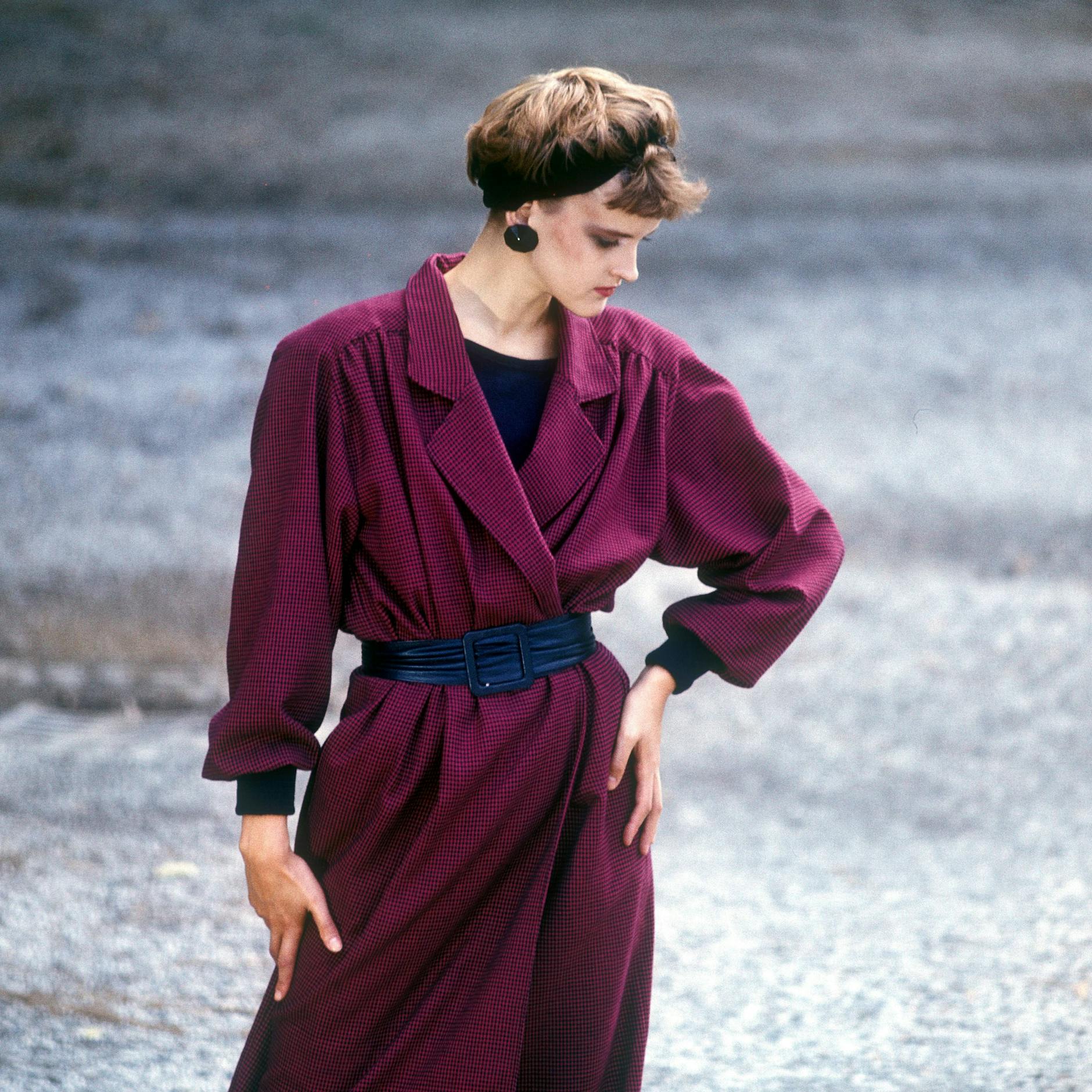 Grit Seymour war selbst Mannequin für Exquisit, präsentiert hier 1981 die neue Kollektion in stylischem Violett.