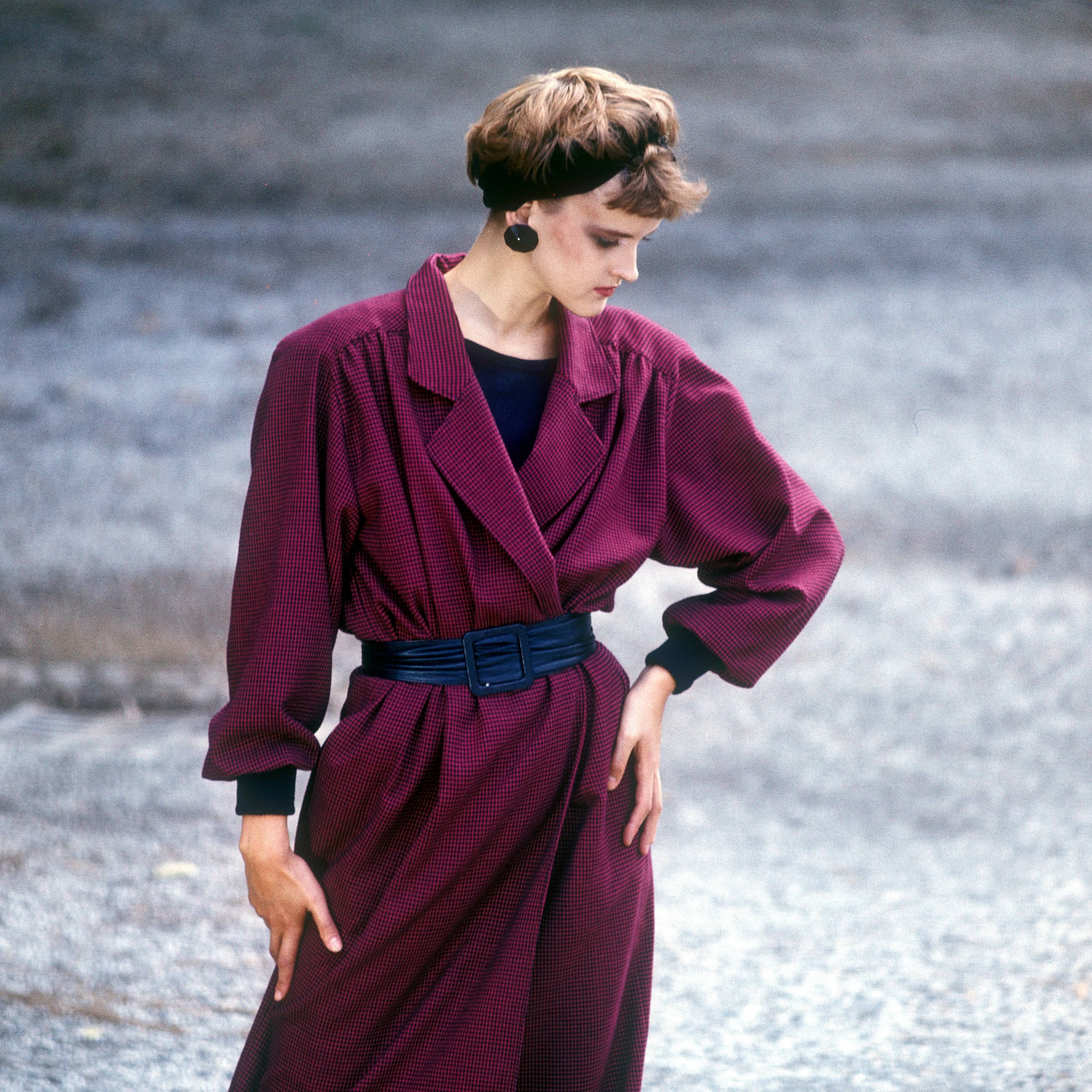 Grit Seymour war selbst Mannequin für Exquisit, präsentiert hier 1981 die neue Kollektion in stylischem Violett.