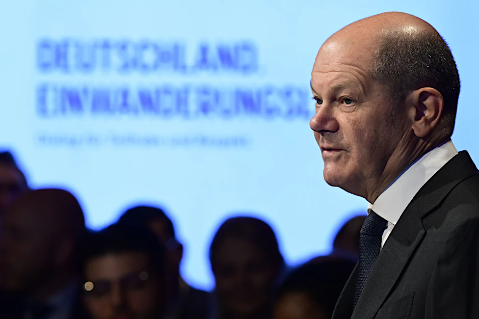 Bundeskanzler Olaf Scholz (SPD) spricht zu den Gästen der Veranstaltung der Bundesregierung „Deutschland. Einwanderungsland. Dialog für Teilhabe und Respekt“.&nbsp;